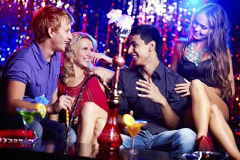 Ob zu Hause oder in einer Bar - Wasserpfeife rauchen findet meist in Gesellschaft mit anderen statt.